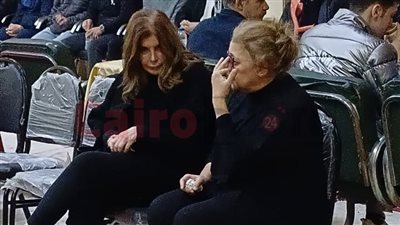 ميرفت أمين أول الحضور في عزاء شقيق الفنانة حنان سليمان بمسجد الكويتي بزهراء المعادي