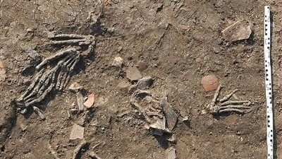 باحثون يتمكنون من حل لغز 12 يدًا بشرية مدفونة في حفر مصرية منذ 3500 عام