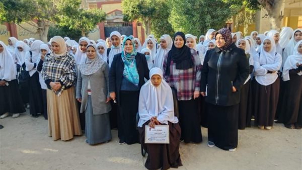 تكريم طالبة لحفظها