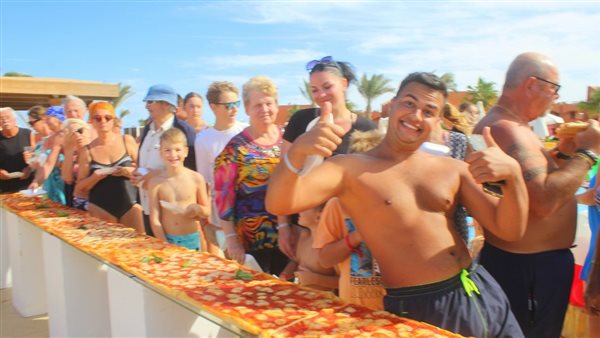 أطول بيتزا على شواطئ