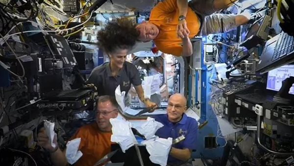 رواد الفضاء المحتجزين