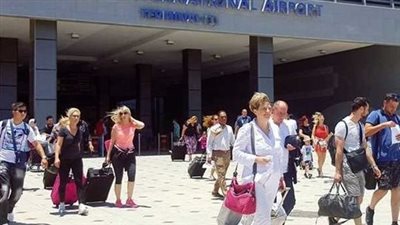 الغردقة ومرسى علم يستقبلان 30 ألف سائح على متن 147 رحلة طيران | بث مباشر