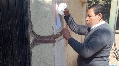 بلصق الإعلانات على الحوائط.. مدينة العياط تناشد المواطنين بسرعة استكمال طلبات التصالح| صور