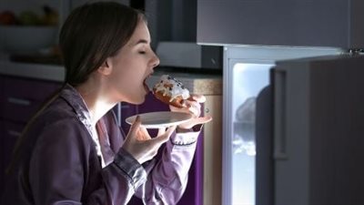 مخاطر تناول الطعام في وقت متأخر من الليل