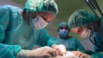 جراحون بريطانيون يبتكرون تقنية رائدة لإعادة بناء العضلات المتضررة بسبب السرطان العدواني