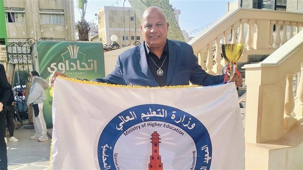 عادل شكل خلال حضور