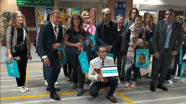 بالورود والهدايا