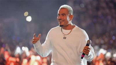 هل ستعيش أغانيك عشرين عامًا؟.. عمرو دياب يجيب على سؤال قديم بعد ربع قرن