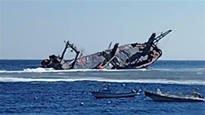 رغم محاولات الإنقاذ.. بدء غرق سفينة البضائع قبالة سواحل القصير| صور