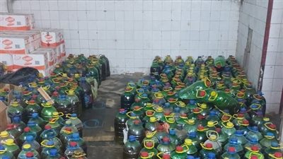 ضبط مصنع مخالف يعيد تدوير الزيوت المستعملة في العمرانية | صور