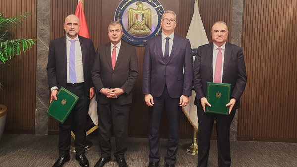 جانب من توقيع الاتفاقية