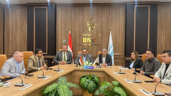 رئيس جامعة بنها يجتمع