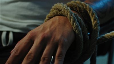 سرق كابلات كهربائية.. القبض على 3 أشخاص لاحتجازهم خفيرا والتعدي عليه بكرباج بالقطامية