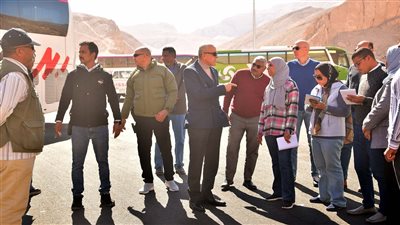 محافظ الأقصر يوجه برفع كفاءة الطرق السياحية بالبر الغربي