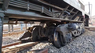 خروج جرار مناورة عن القضبان بمحطة الإسكندرية.. والدفع بأوناش لرفعه