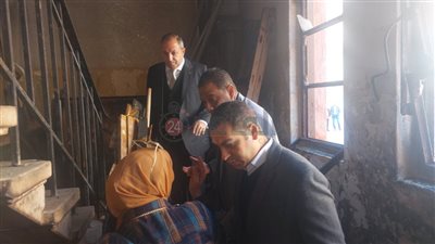 نجاة محافظ بورسعيد من صعق كهربائي خلال تفقده حريق مدرسة.. وإصابة حارسه| صور