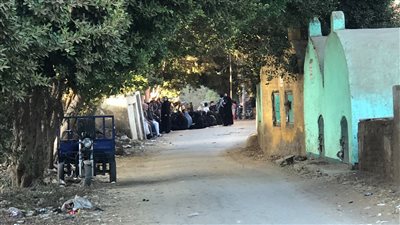 استعدادًا لدفنهم.. أهالي طوخ ينتظرون جثامين ضحايا حادث عزبة الصفيح أمام المقابر 