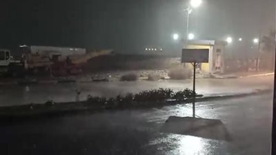 سقوط أمطار غزيرة على العجمي بالإسكندرية بالتزامن مع نوة قاسم