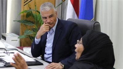 صرف مساعدات مالية لعدد من الحالات في اللقاء الجماهيري الأسبوعي لمحافظ أسوان