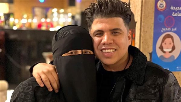 عمر كمال مع والدته