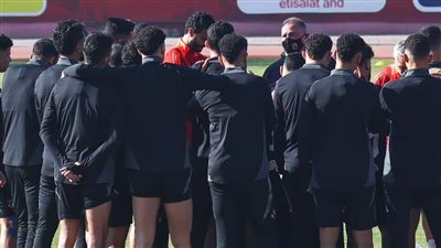 محمود الخطيب يجتمع مع لاعبي الأهلي قبل السفر لمواجهة أورلاندو| صور
