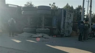 مصرع شخصين وإصابة 3 آخرين في حادث انقلاب تريلا أعلى طريق الضبعة