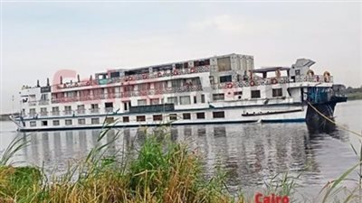 تحرك الباخرة كروان فيجن بعد شحوطها بنهر النيل في المنيا