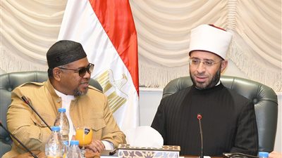 وزير الأوقاف والمستشار الديني لنائب رئيس وزراء ماليزيا يتفقان على الإسراع بإنشاء معهد اللغة العربية 