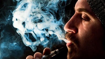 مستخدمو السجائر الإلكترونية لديهم احتمالات أقل للإقلاع عن النيكوتين| دراسة
