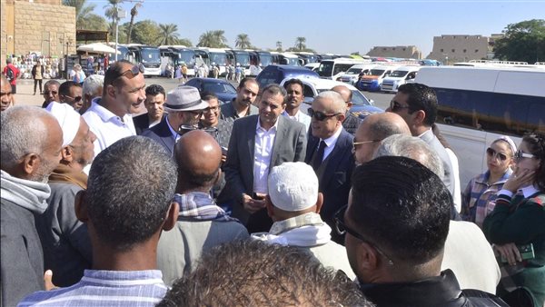 محافظ الأقصر يستمع