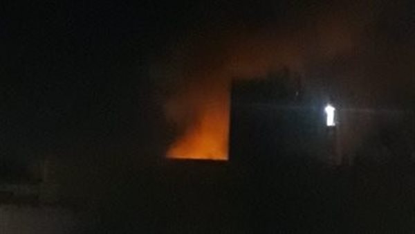 الحريق بسطح المبنى