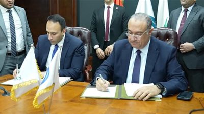 لتأمين إمدادات الغاز.. إيجاس توقع اتفاقية لاستئجار وحدة تغييز عائمة ثانية