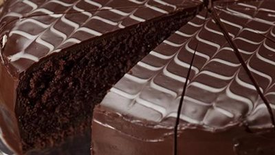 هتحلي بألذ طعم.. طريقة عمل كيك بالشوكولاتة بكريمة سحرية