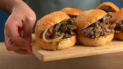 طريقة عمل الشاورما اللحمة مثل المطاعم.. دايبة وغرقانة في الطحينة