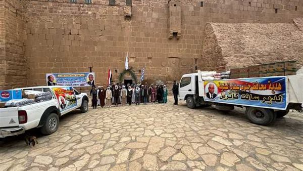 تسليم هدية المحافظ