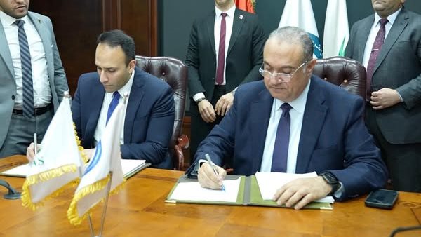 جانب من التوقيع