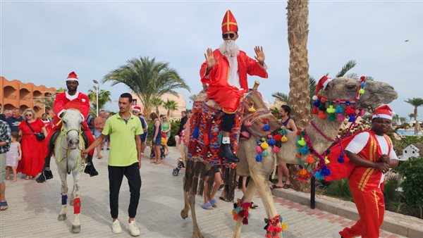 السياح يحتفلون بمهرجان