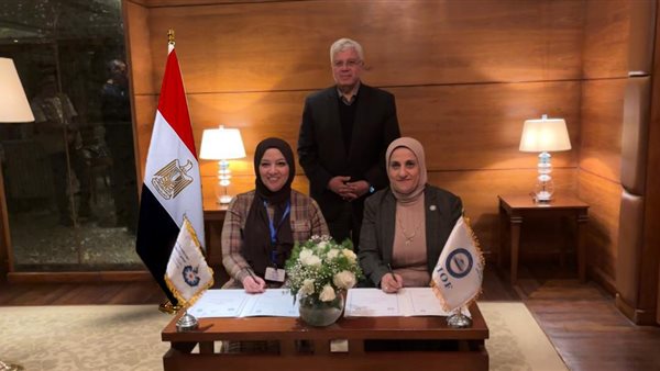 جانب من توقيع البروتوكول