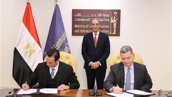 وزير الاتصالات خلال