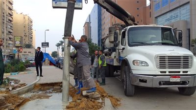 حي مدينة نصر: جارٍ إصلاح كسر ماسورة مياه بعد انفجارها أمام عمارات المدفعية بشارع سيتي ستارز