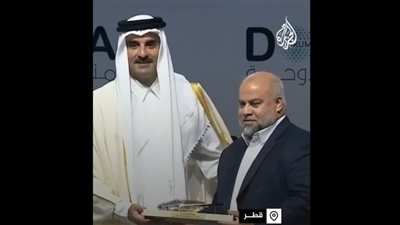 خسر زوجته وأولاده واستمر في التغطية.. أمير قطر يكرم وائل الدحدوح أيقونة الحرب الإسرائيلية على غزة