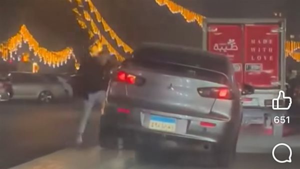 شاب يقود السيارة