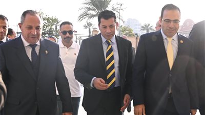 وزير الرياضة يصل إلى بورسعيد لمتابعة العمل في استاد النادي المصري