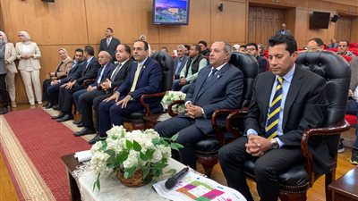 وزير الشباب والرياضة لـ مدير مشروع ستاد المصري الجديد: متهزرش في الفلوس