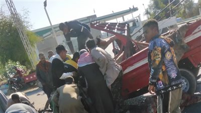 حالتهم خطيرة.. إصابة 3 شباب إثر حادث تصادم ميكروباص مع ربع نقل في قنا