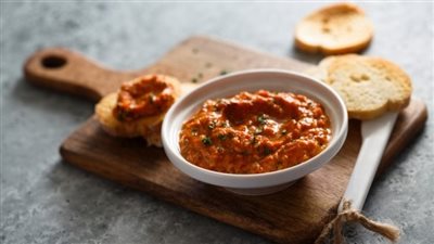 بالكريمة الحامضة.. طريقة تحضير غموس الفلفل الرومي المشوي