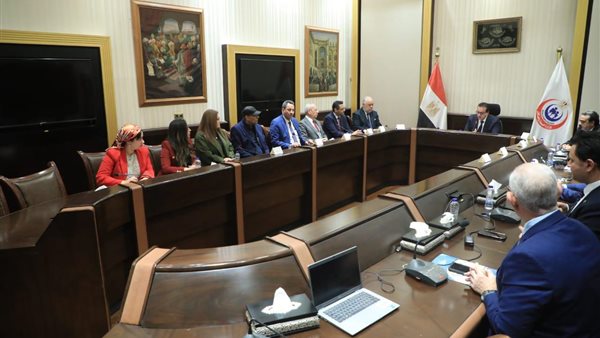 وزير الصحة مع مسئولي