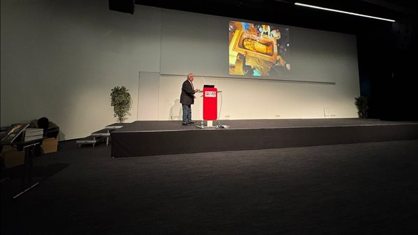 زاهي حواس يلقي محاضرة