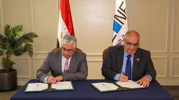 جانب من توقيع الاتفاقية