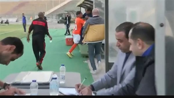 اعتداء اللاعب على